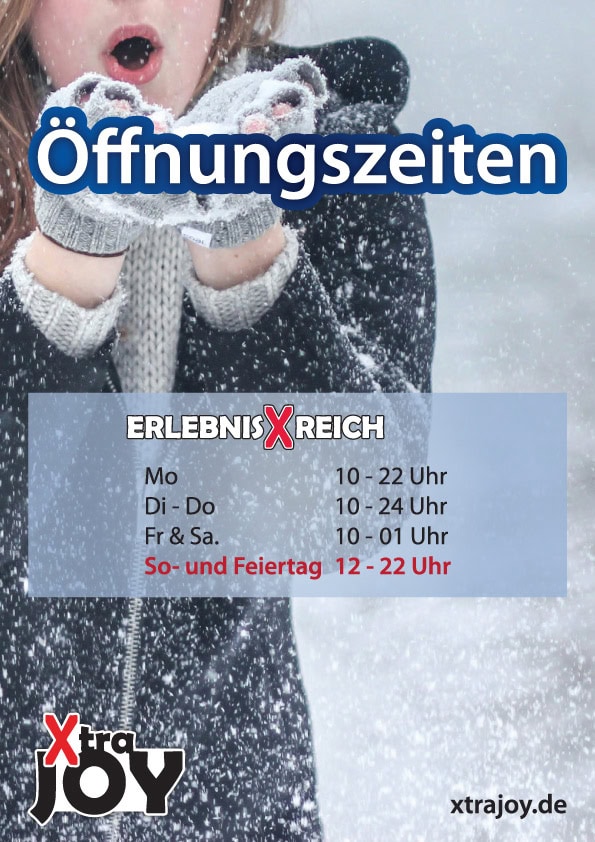 Frau hält Schnee, lächelt. Öffnungszeiten, hellblaue Schrift. Schneeflocken im Hintergrund.